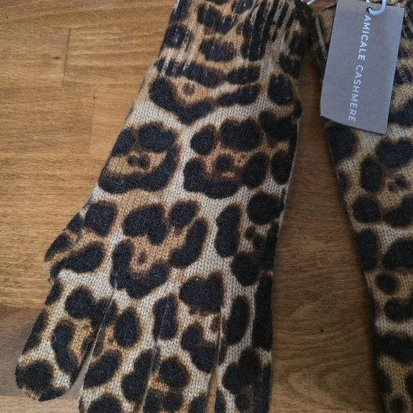 Amicale Cashmere Brown and Black Gloves and Mittens with Leopard Print - Picture 2 of 3
